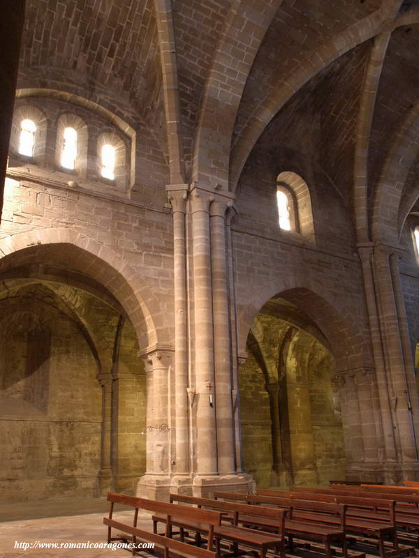 UNA DE LAS PILASTRAS CRUCIFORMES DE LA NAVE